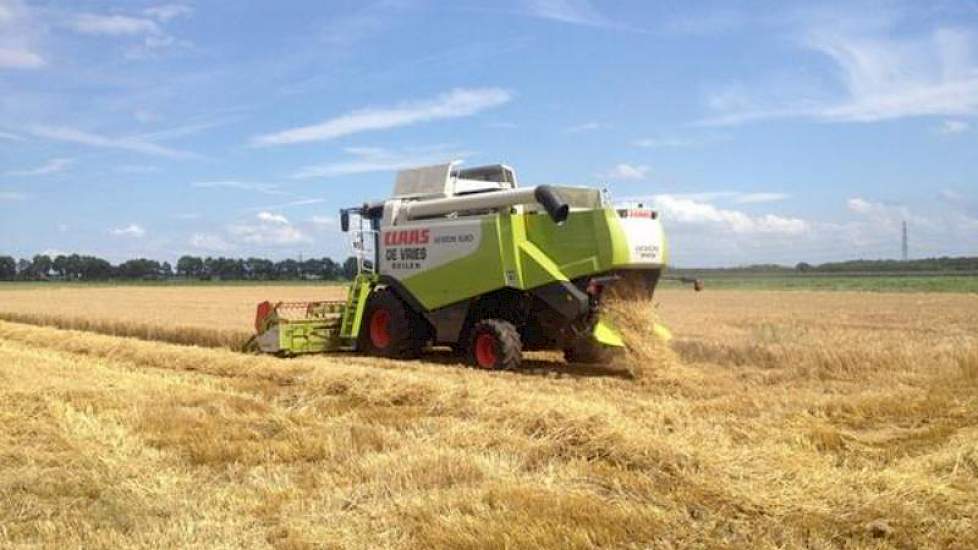 Loonbedrijf De Vries uit Beilen is los, er wordt volop gerst gedorst met een Claas Lexion.
