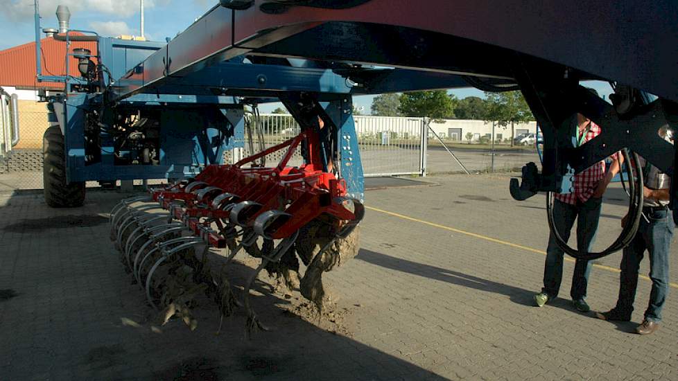 Aan de machine kunnen drie werktuigen worden gehangen.