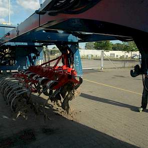 Aan de machine kunnen drie werktuigen worden gehangen.