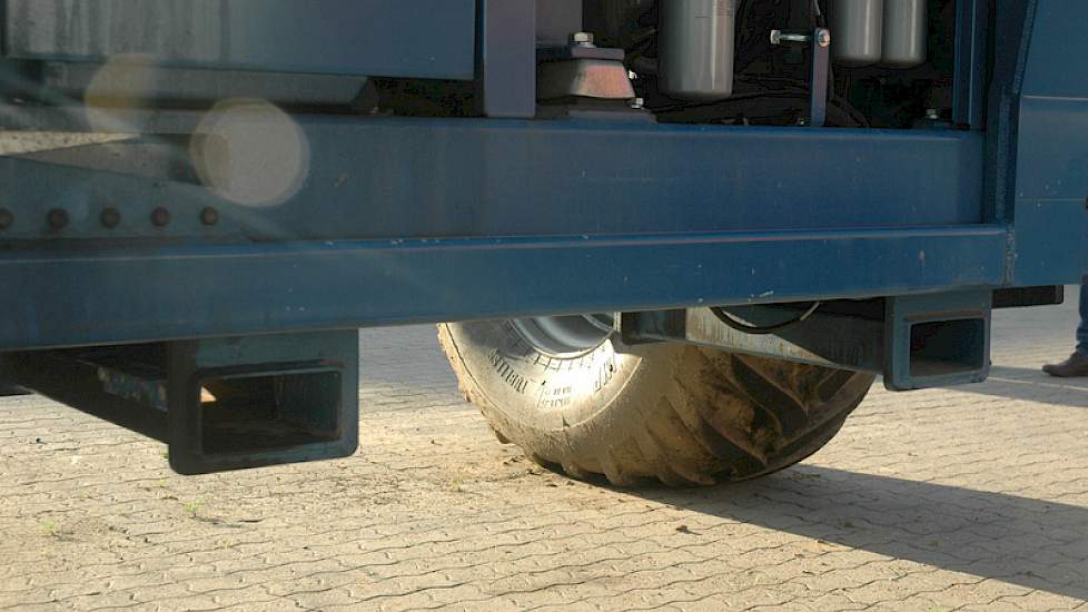 De losgekoppelde voor- en achterkant laten zich met een heftruck makkelijk verplaatsen.