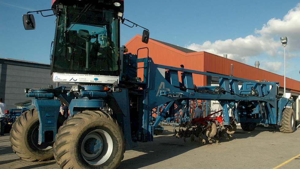 De machine is nu 14 meter lang. Voor de openbare weg is in Denemarken dan ook een ontheffing nodig, omdat maximaal 13,5 meter is toegestaan, zegt Kristensen.