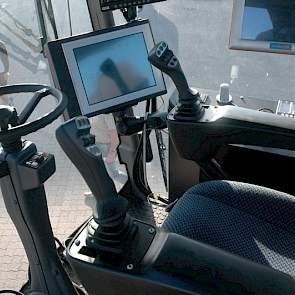 De cabine biedt dankzij de hoge plaatsing een goed overzicht over de grote machine.