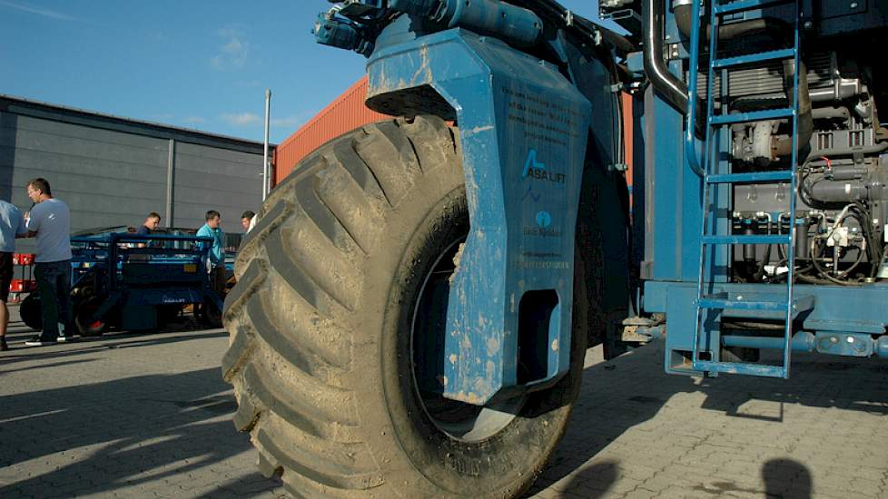 Op het land aangekomen, draaien de wielen 90 graden, waardoor de machine in zijn volle breedte over het land kan rijden.