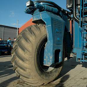 Op het land aangekomen, draaien de wielen 90 graden, waardoor de machine in zijn volle breedte over het land kan rijden.