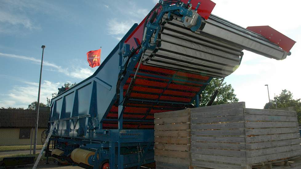 Ook kan er een uienrooier aan worden gekoppeld. Hiervoor wordt de werktuigenunit losgekoppeld van de voor- en achterkant. In plaats daarvan komt een speciaal ontworpen uienrooier, die ook de werkbreedte van 9 meter heeft. Deze rooier kan 15 ton uien berge