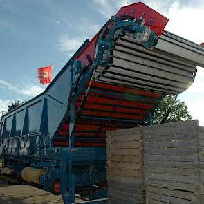 Ook kan er een uienrooier aan worden gekoppeld. Hiervoor wordt de werktuigenunit losgekoppeld van de voor- en achterkant. In plaats daarvan komt een speciaal ontworpen uienrooier, die ook de werkbreedte van 9 meter heeft. Deze rooier kan 15 ton uien berge