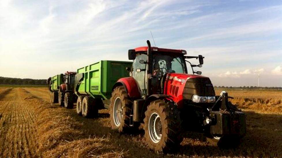 De tarweoogst zit er weer op, zegt Chris van de Lindeloof. ‘De opbrengst valt mee; ongeveer 10 ton per hectare.’