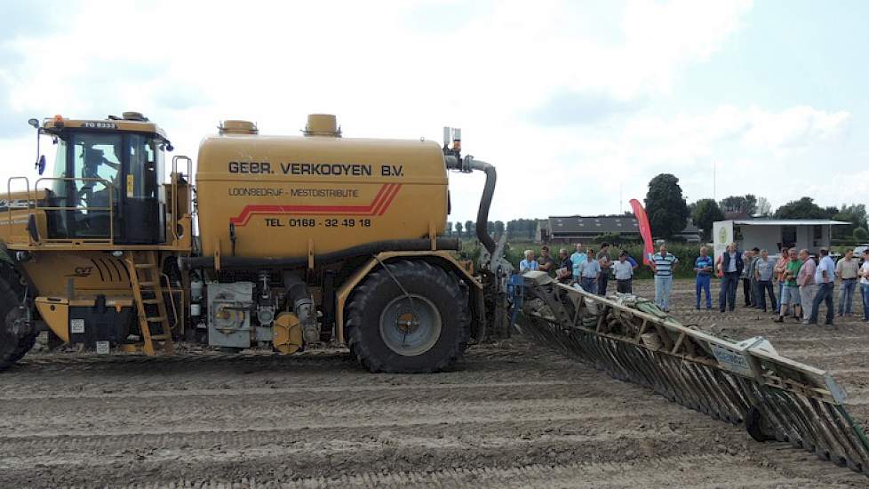 Het mineralenconcentraat gaat met de sleepvoetbemester de grond in
