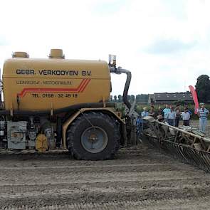 Het mineralenconcentraat gaat met de sleepvoetbemester de grond in